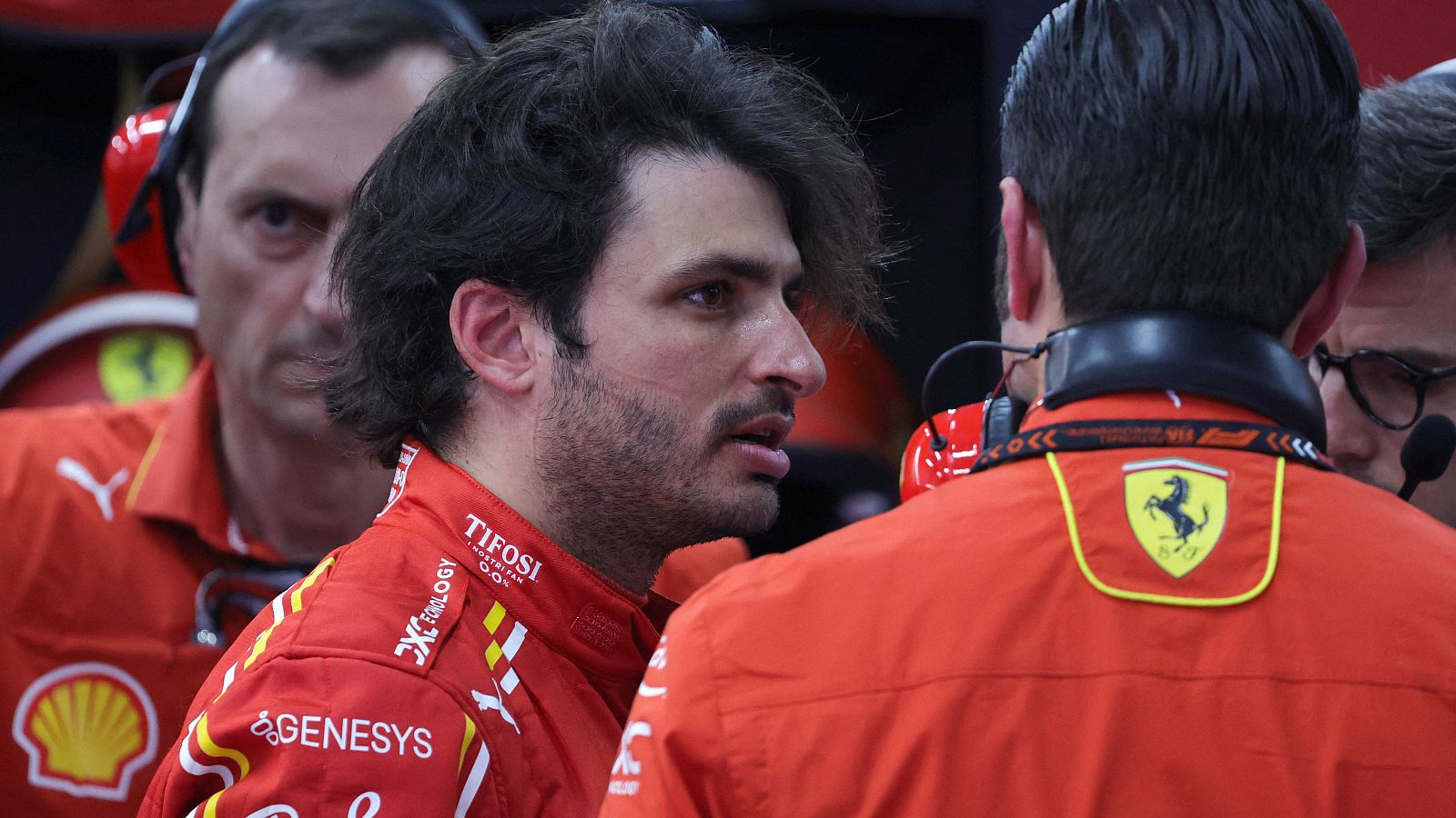 Carlos Sainz, en el box de Ferrari este jueves.