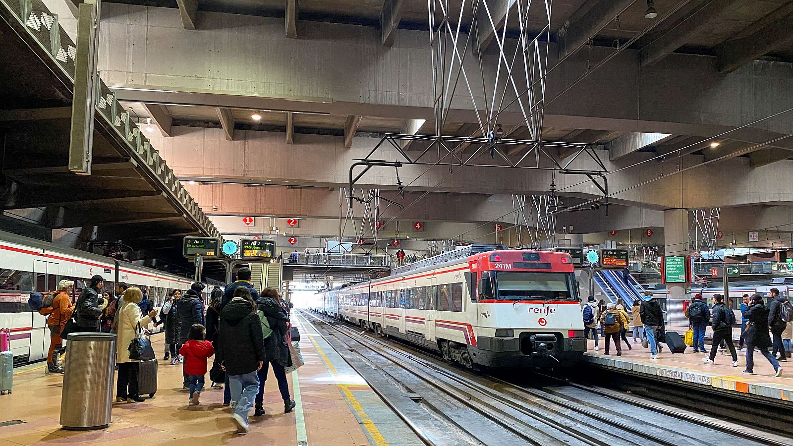 11M, homenajes en directo: un tren llega a la estación de Atocha