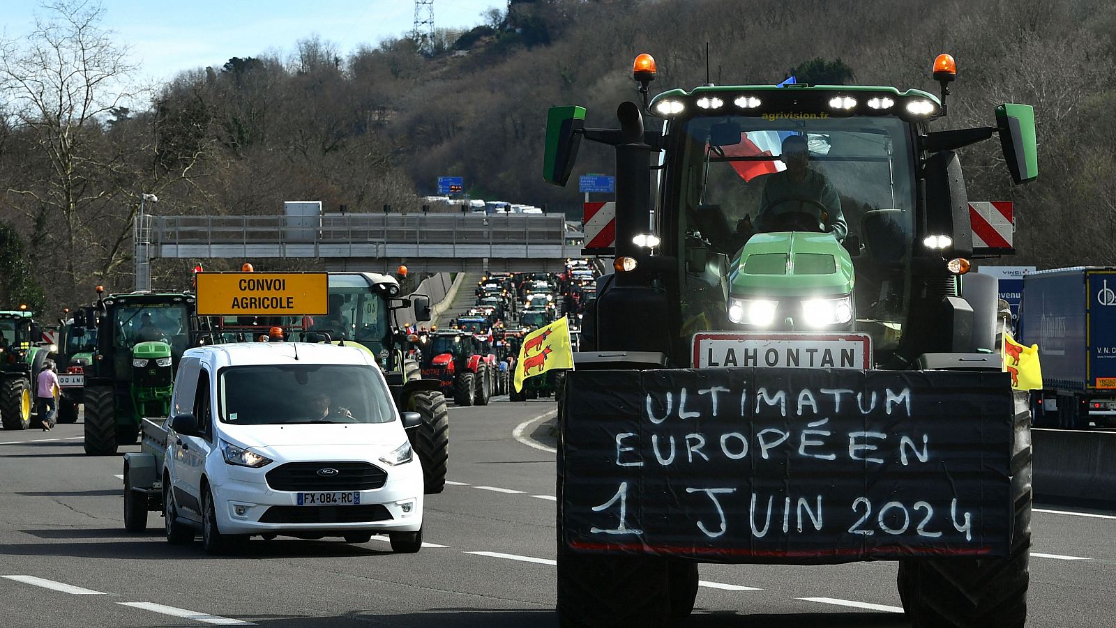 Un tractor porta una pancarta en la que se lee "Ultimátum europeo" en un convoy de agricultores franceses y españoles en la frontera, cerca de Irún