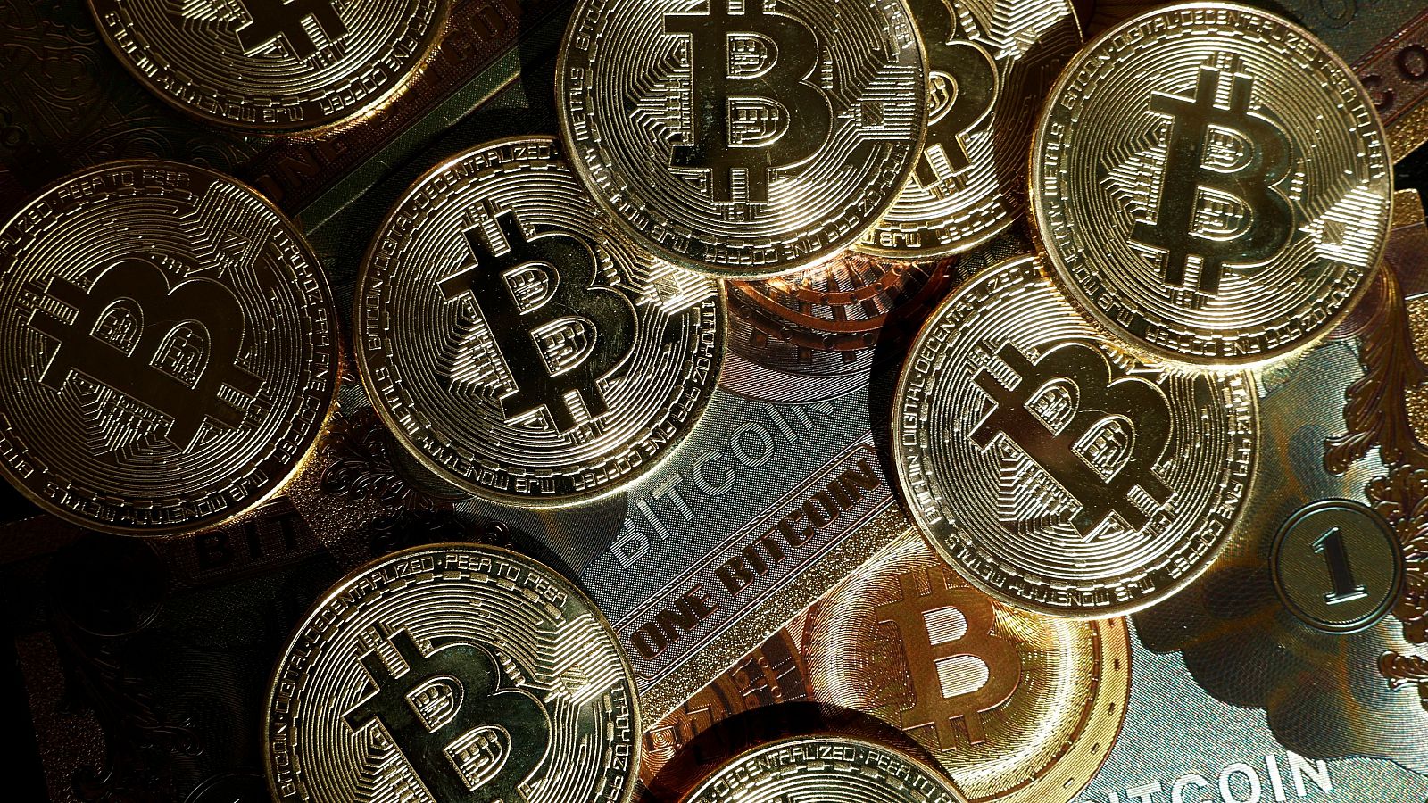 El bitcoin alcanza un nuevo récord por encima de los 71.800 dólares