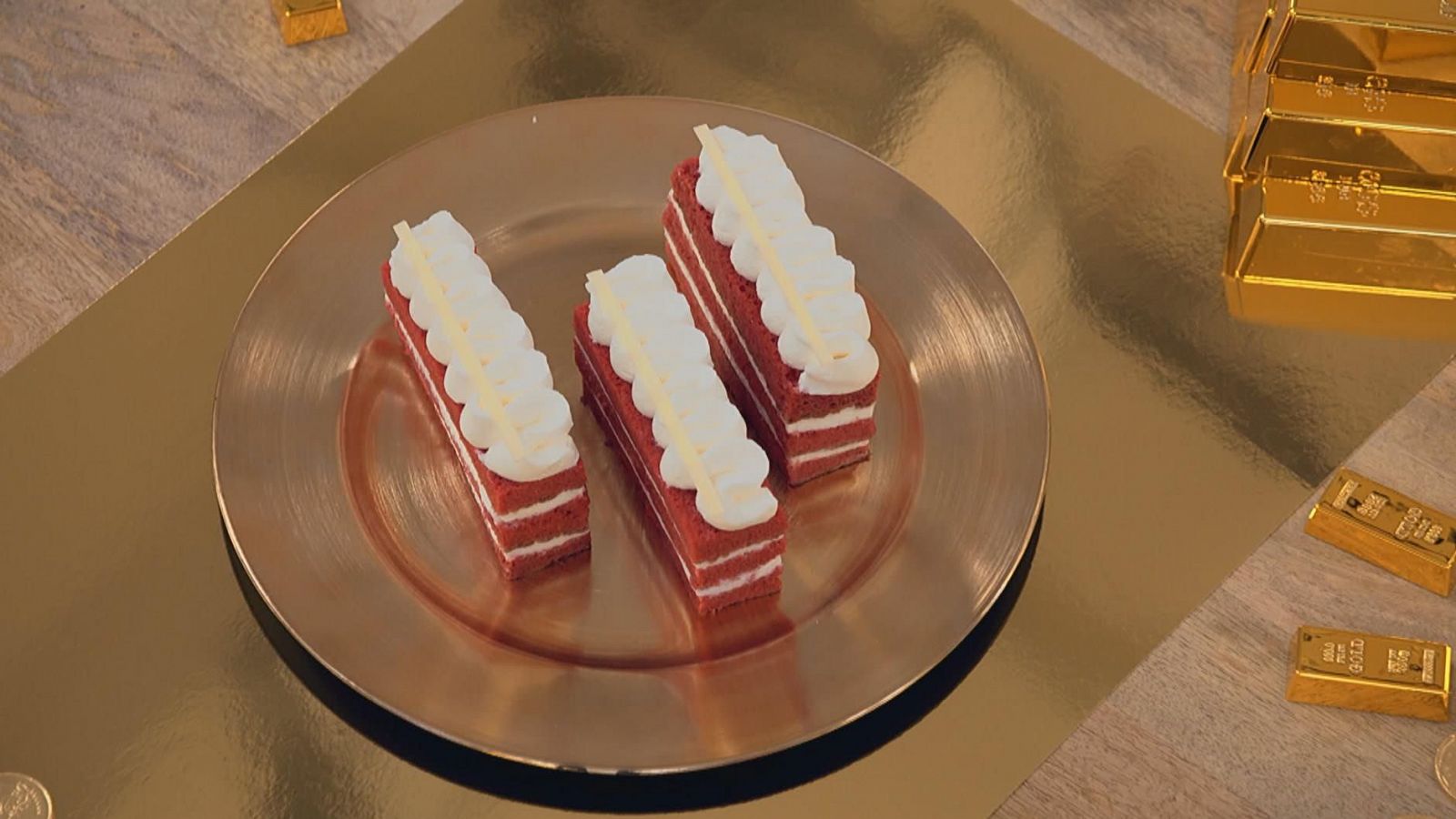 Imagen de la receta de la tarta Red Velvet con forma de lingotes de oro en 'Bake Off'