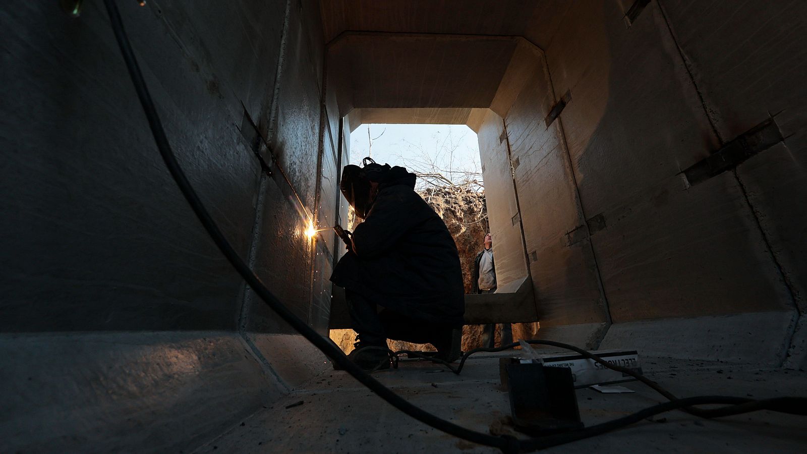Un trabajador ucraniano construye una línea de fortificación en un lugar no revelado de Zaporiyia