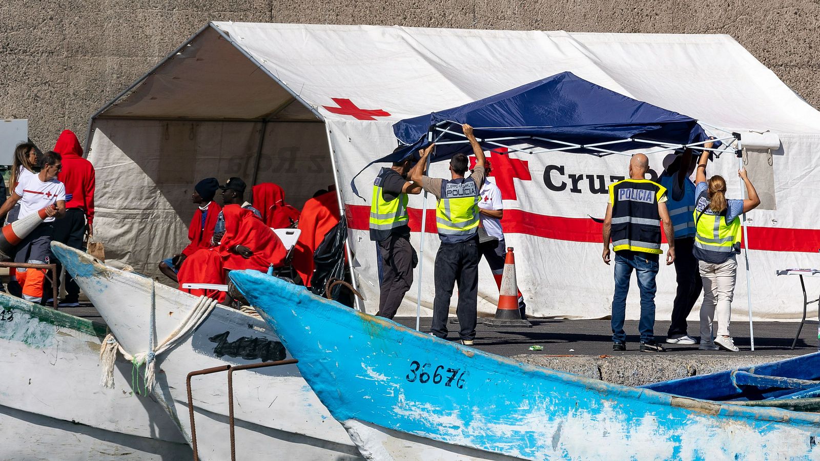 Rescate de un cayuco con migrantes al sur de Gran Canaria, en el puerto de Arguineguín