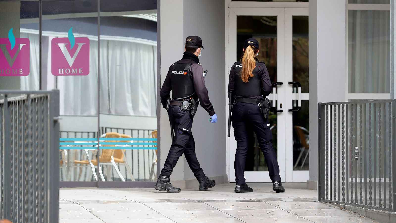 Dos policías en la entrada de una residencia en Leganés (Madrid) durante la pandemia