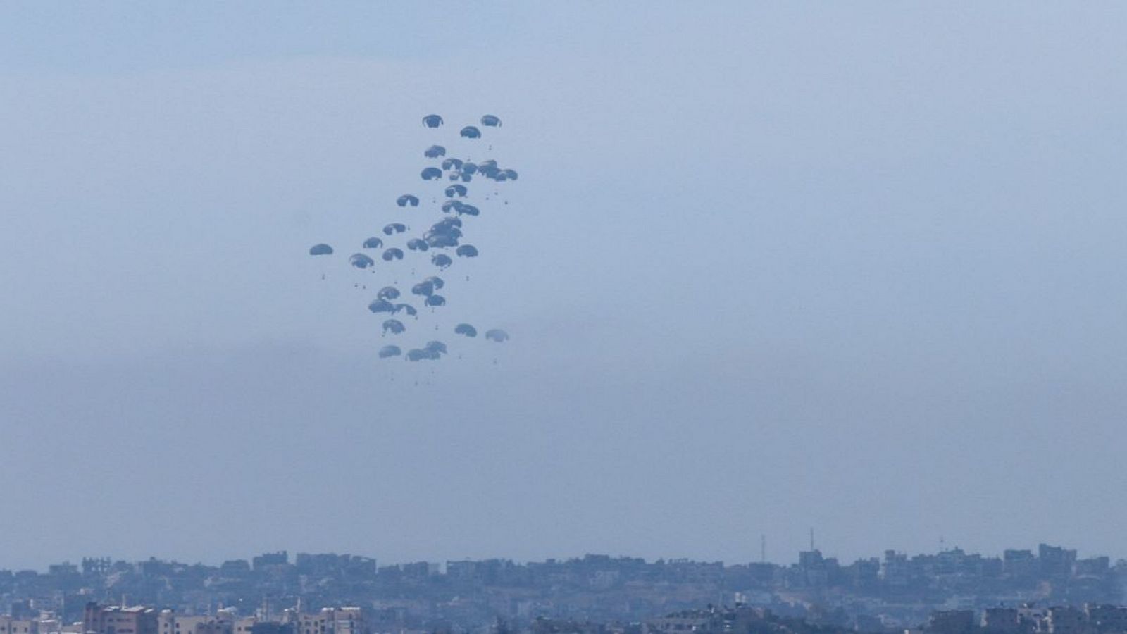 Ayuda humanitaria lanzada desde el aire por aviones de EE.UU. sobre ciudad de Gaza, el 7 de marzo (EFE/EPA/MOHAMMED SABER) EFE/EPA/MOHAMMED SABER