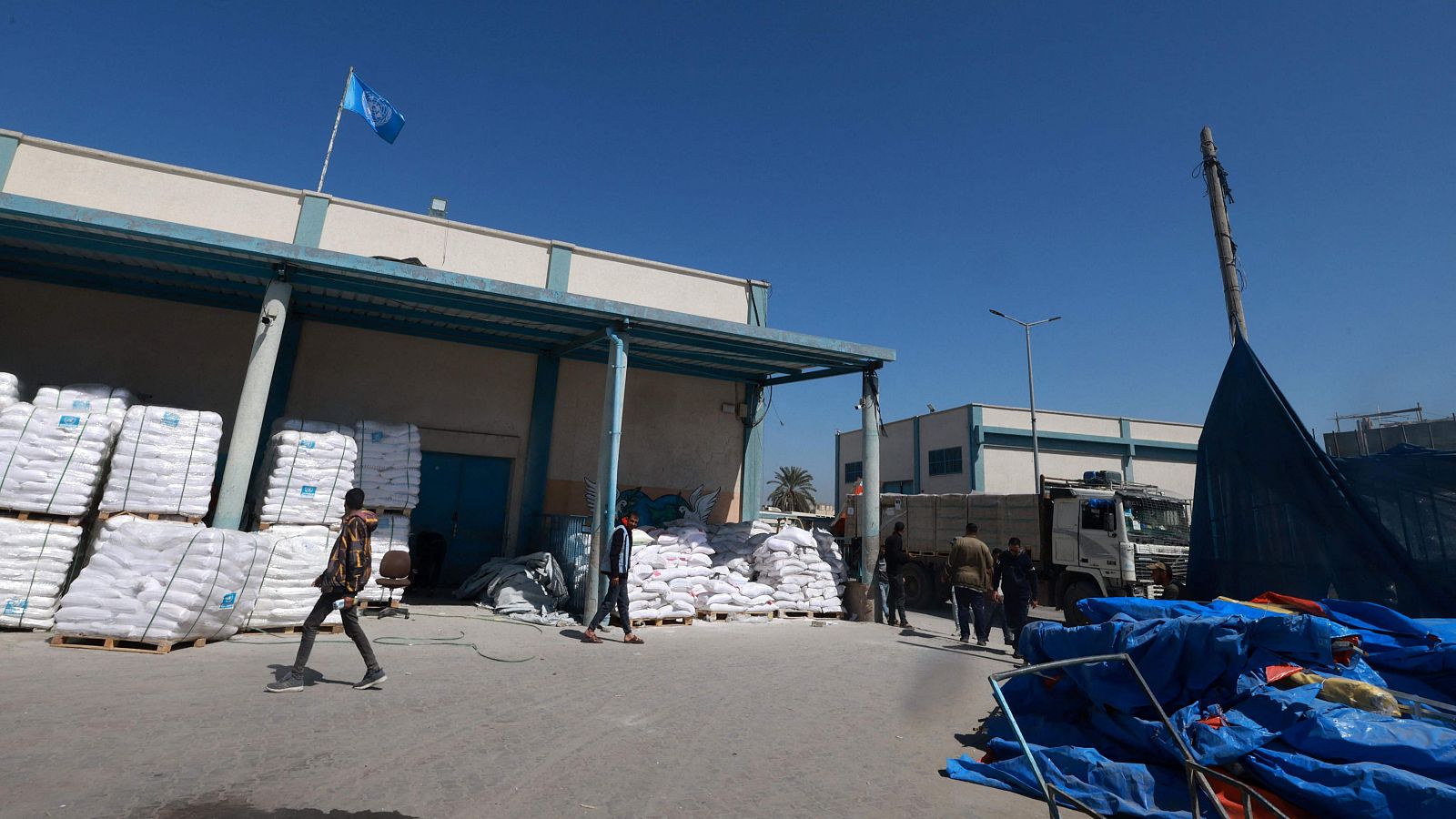 Trabajadores en un centro de distribución de ayuda de la UNRWA en Ráfah, en la Franja de Gaza