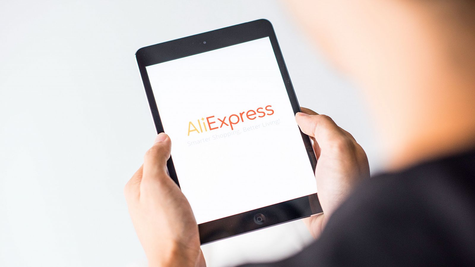 Una persona entrando en la aplicación de AliExpress