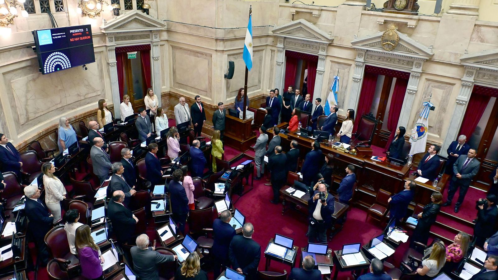Fotografía que muestra la sesión de debate en el Senado acerca del decreto de necesidad y urgencia (DNU)