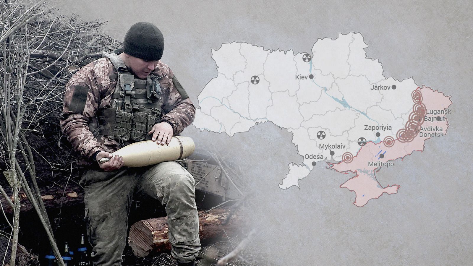 Un militar ucraniano prepara un proyectil para un obús en la región de Jersón (Ucrania).
