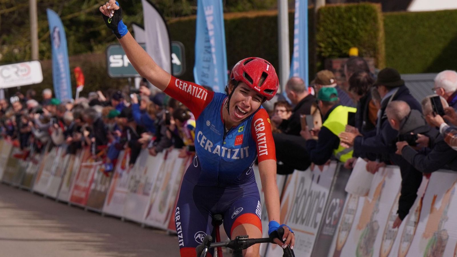 Sandra Alonso celebra su victoria de etapa en el Tour de Normandía 2024
