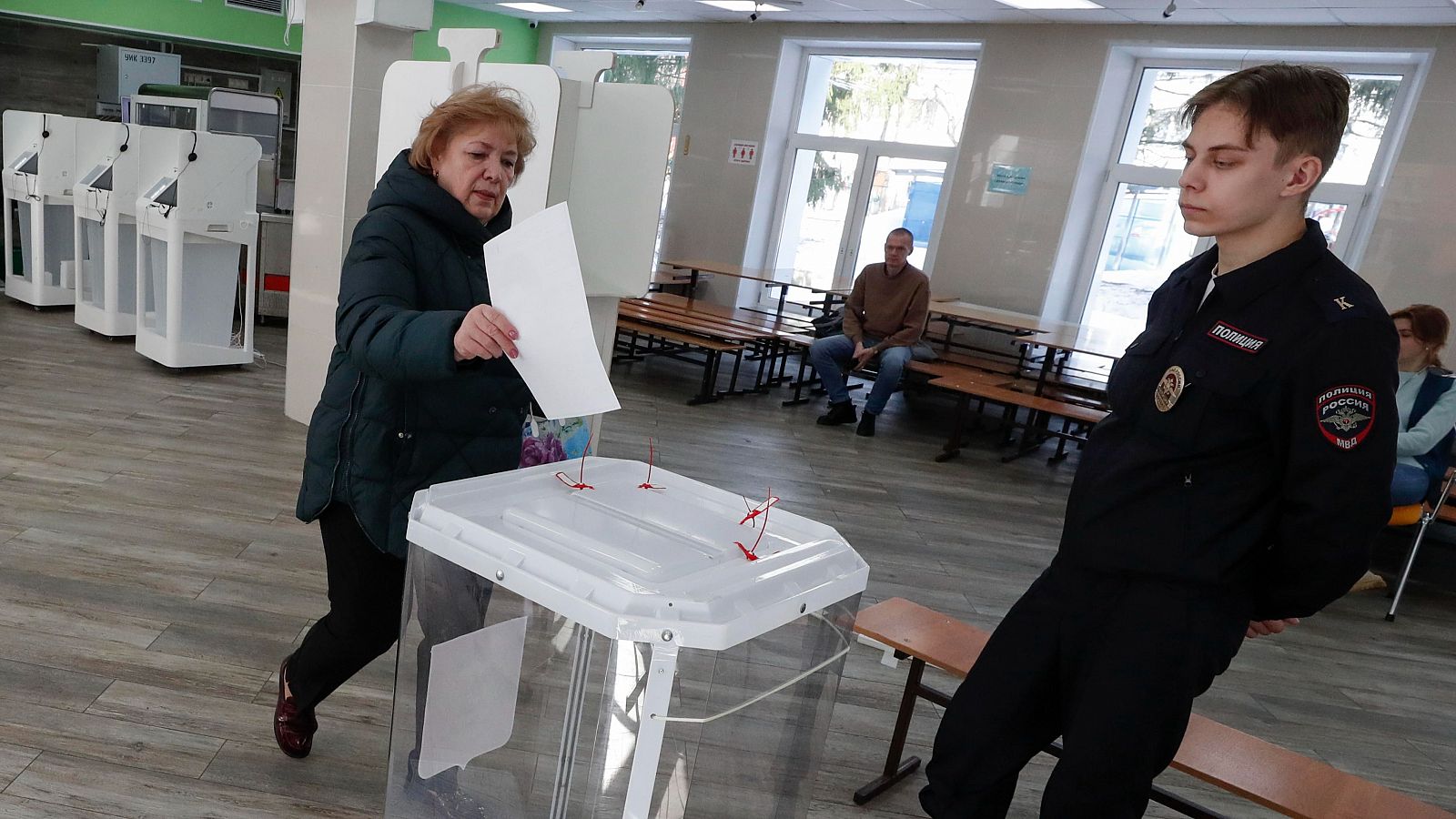 Elecciones en Rusia 2024: una mujer vota en Moscú