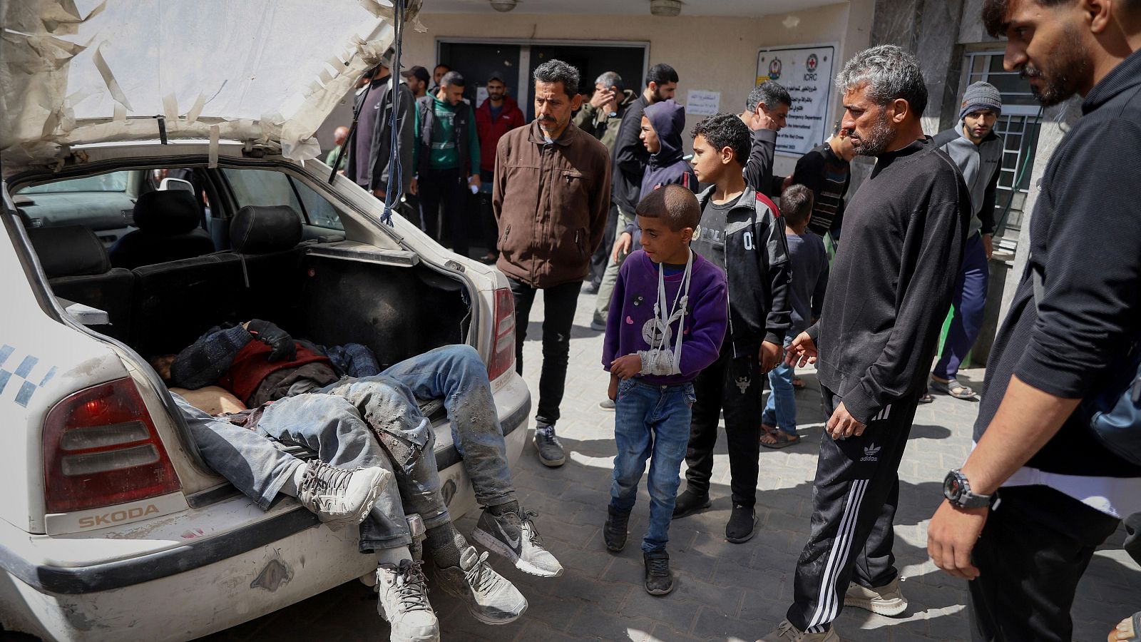 Palestinos muertos en un ataque aéreo israelí son trasladados al hospital Al Shifa el pasado viernes 15 de marzo.
