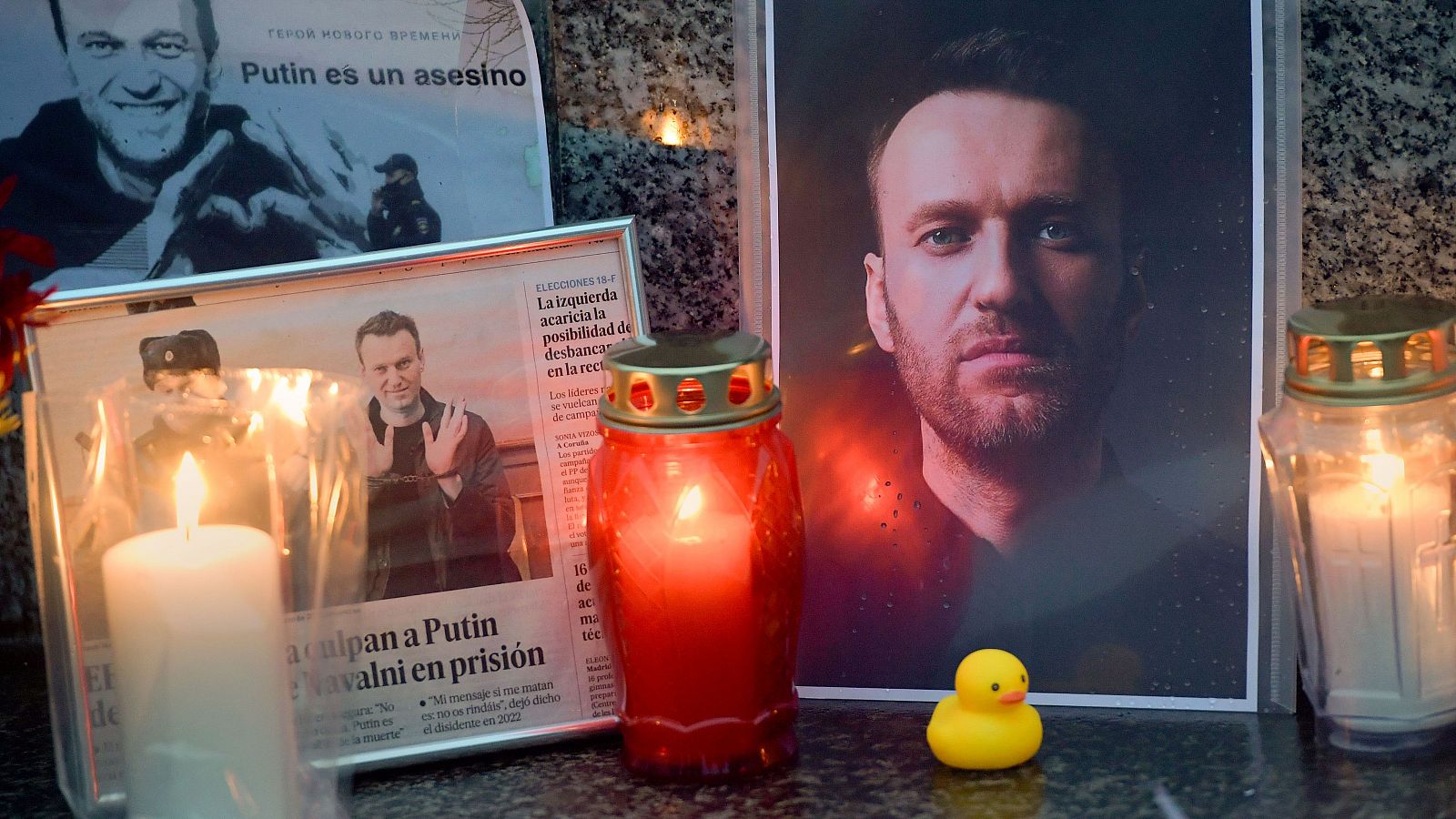 Altar en homenaje al opositor ruso Alexéi Navalni en Gijón, Asturias