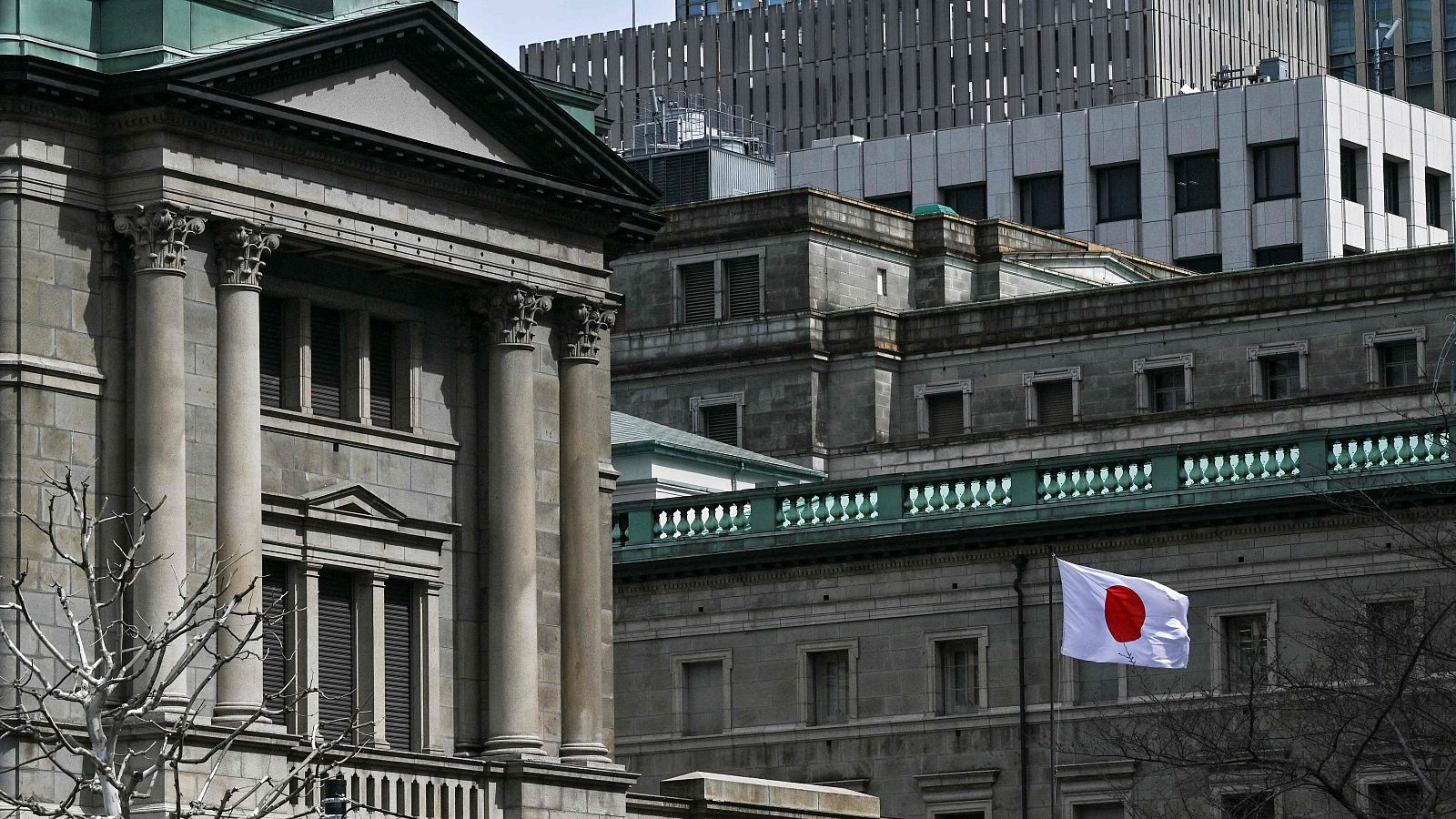 La bandera japonesa ondea en la sede del Banco de Japón, en el centro de Tokio