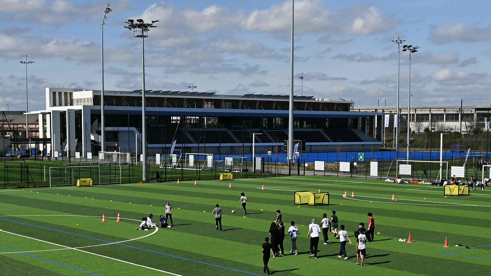 El nuevo estadio Yves-du-Manoir inaugurado de nuevo