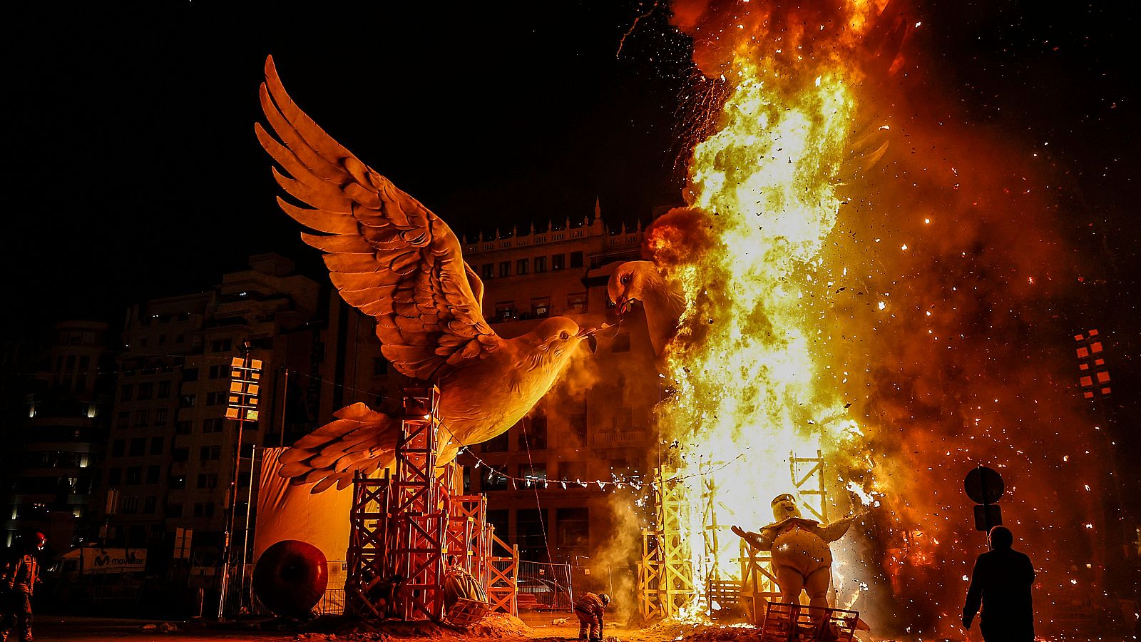 Dos palomas arden durante la ‘cremà' de la Falla del Ayuntamiento 2024