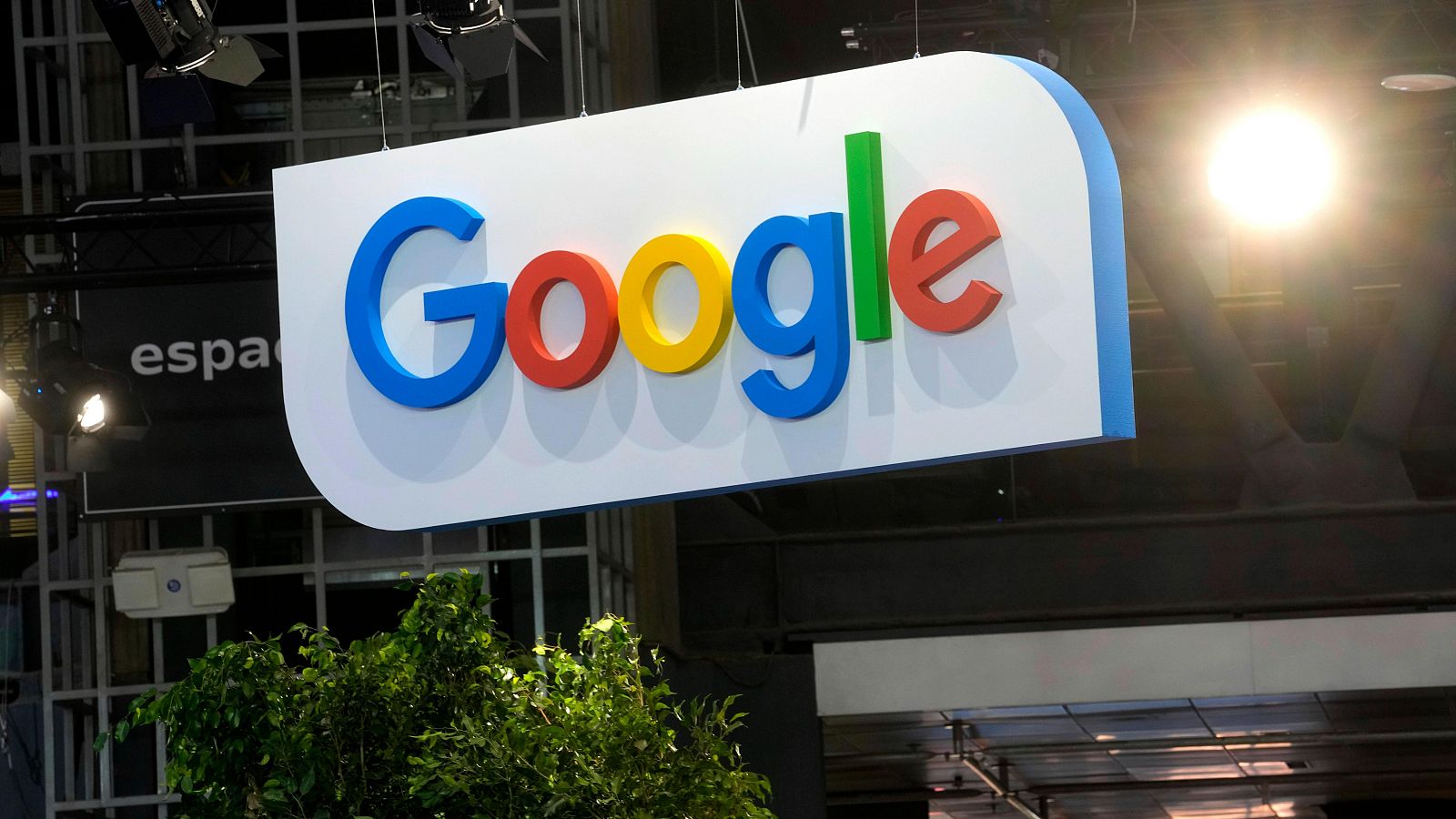 Francia multa con 250 millones de euros a Google