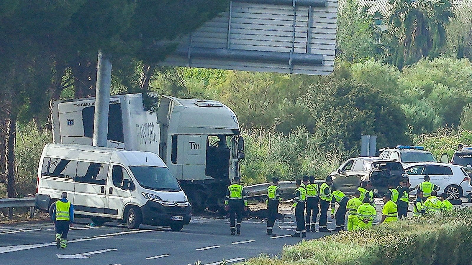 Imagen del accidente en la AP-4 en Los Palacios, en Sevilla