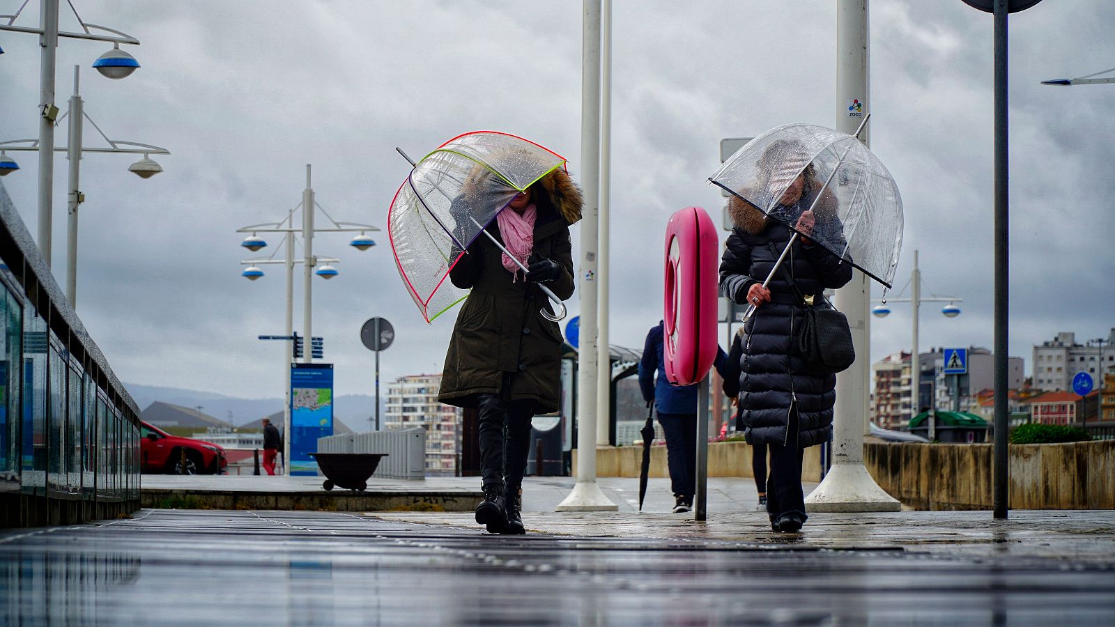 El tiempo en Semana Santa: Dos mujeres caminan con paraguas durante una jornada lluviosa en Santander