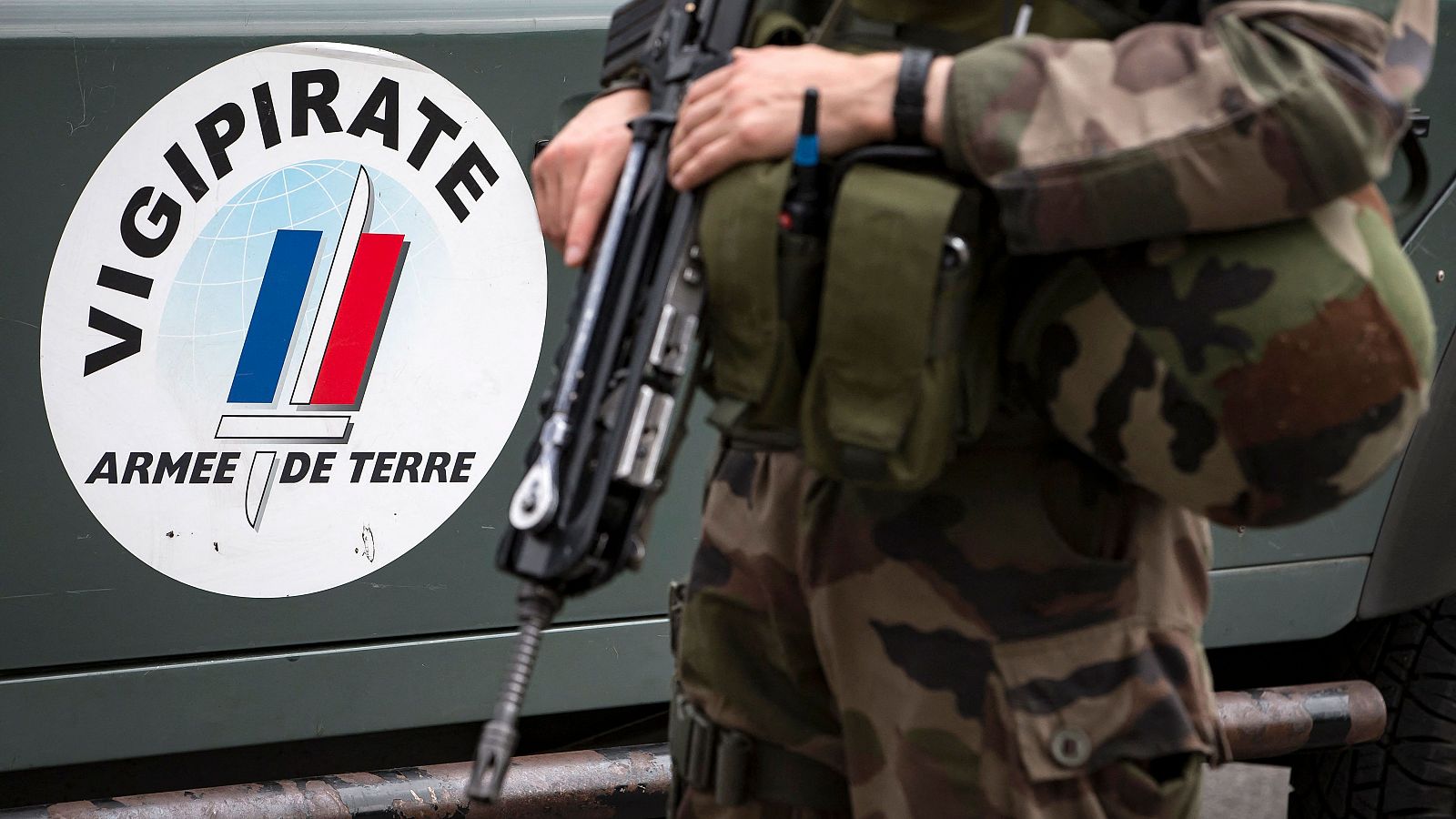 Imagen de archivo de 2016 que muestra a un soldado francés junto al logotipo del plan antiterrorista del país "Vigipirate"