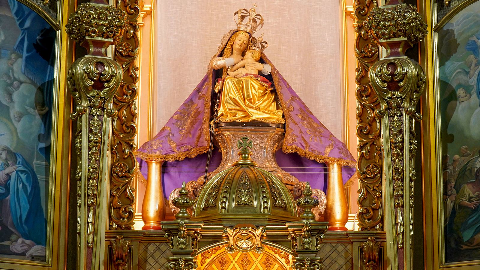 Imagen de la Virgen del Puerto con su corona