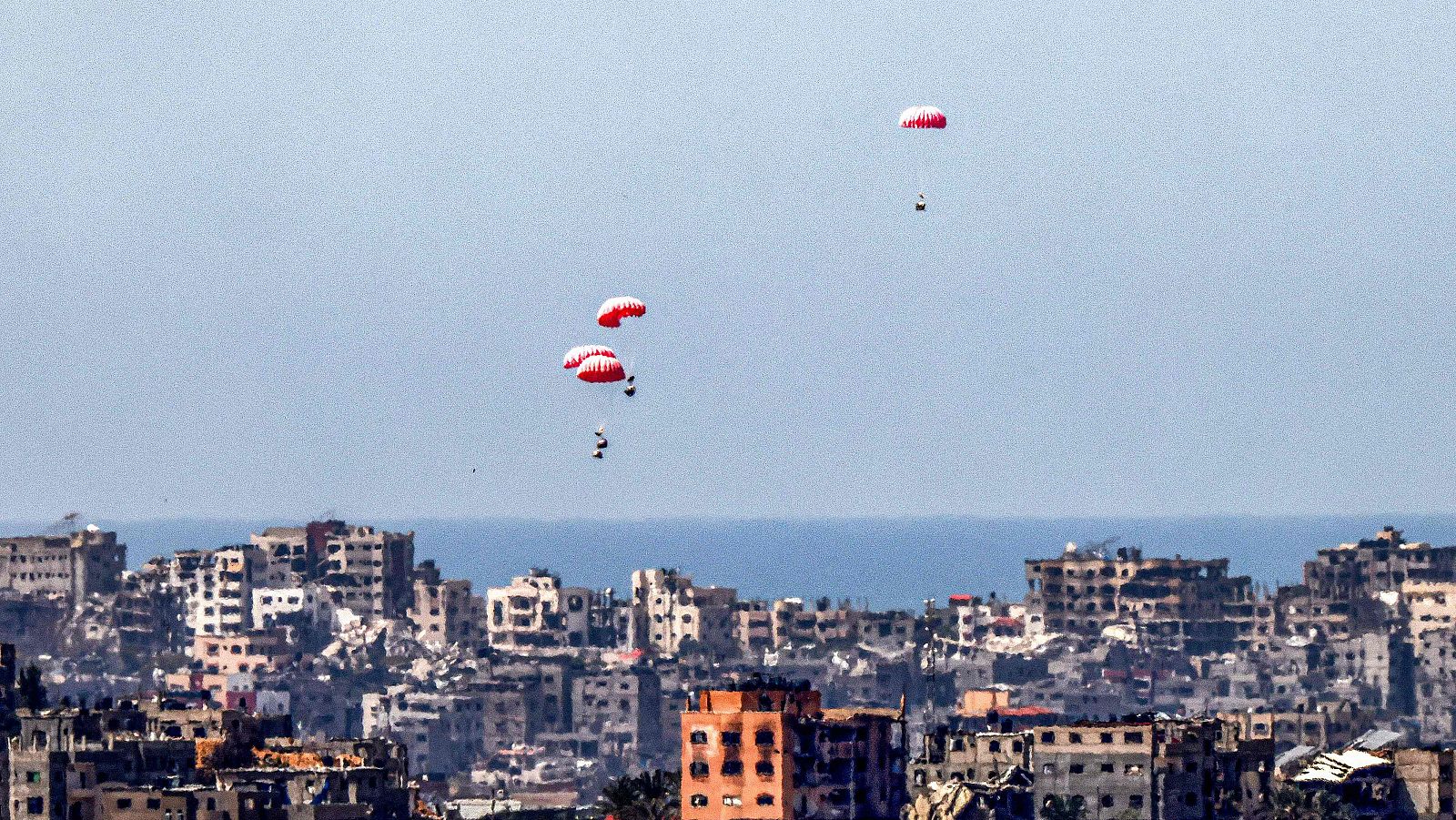 Paracaídas de ayuda humanitaria cayendo sobre la Franja en una imagen captada este 26 de marzo
