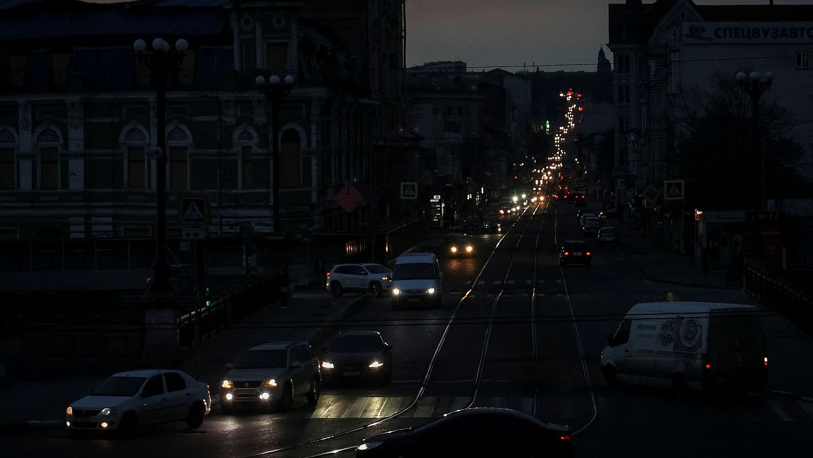 Vista de la ciudad de Járkov a oscuras por los cortes de luz ocasionados por los ataques rusos contra infraestructuras eléctricas