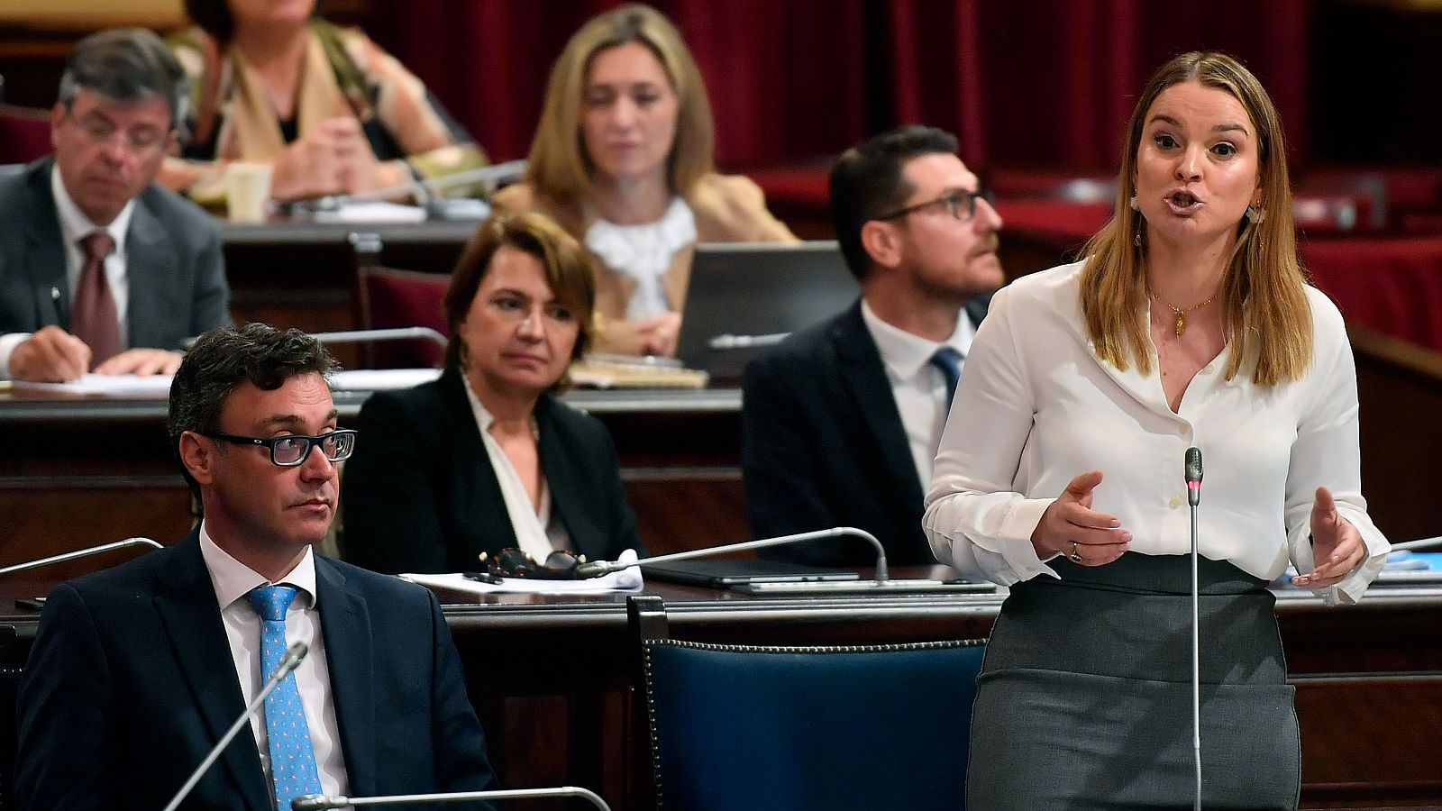 La presidenta del gobierno de Baleraes Marga Prohens, este martes, durante el debate que ha supuesto la eliminación de la Oficina Anticorrupción