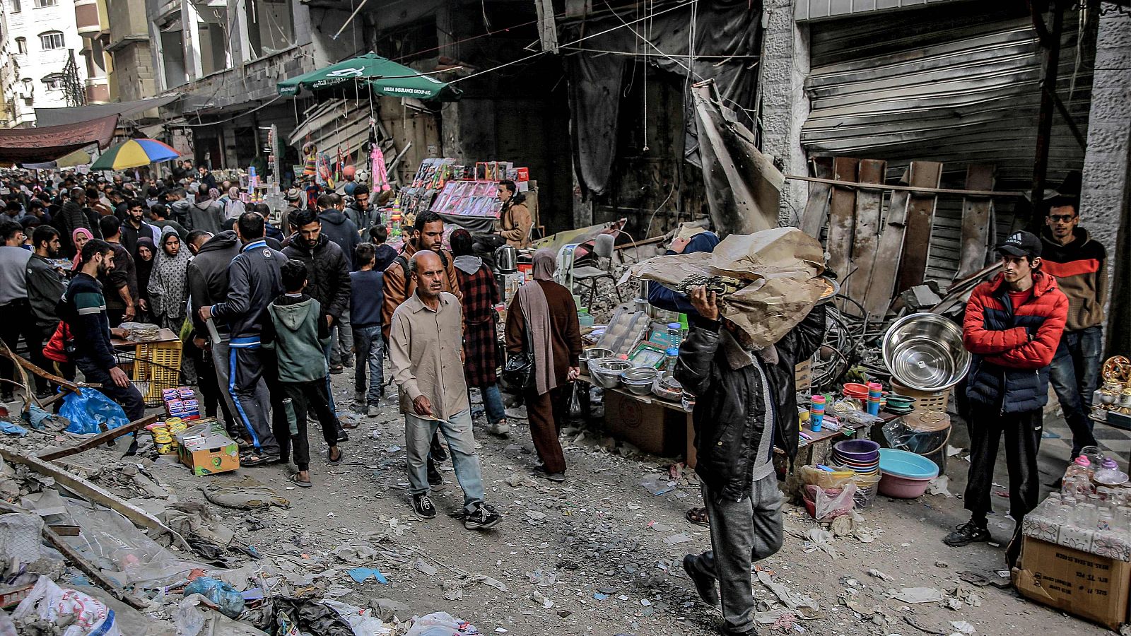 Vendedores compran en un mercado al aire libre en medio de la destrucción en la ciudad de Gaza
