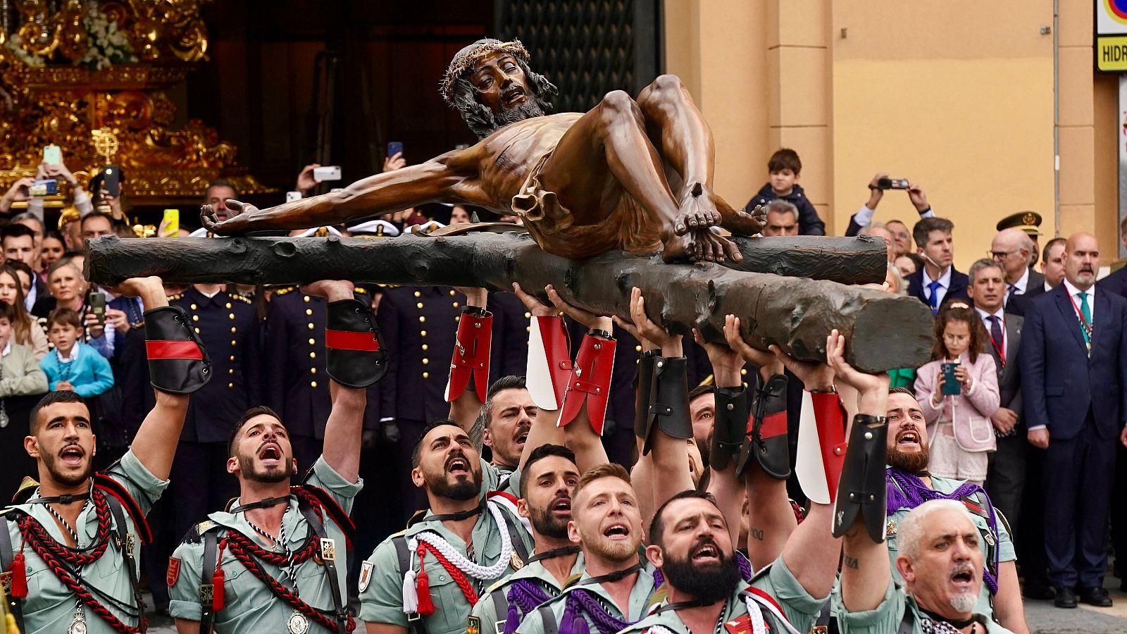 Semana Santa 2024: Traslado del Cristo de la Buena Muerte por la Legión en el Jueves Santo de Málaga