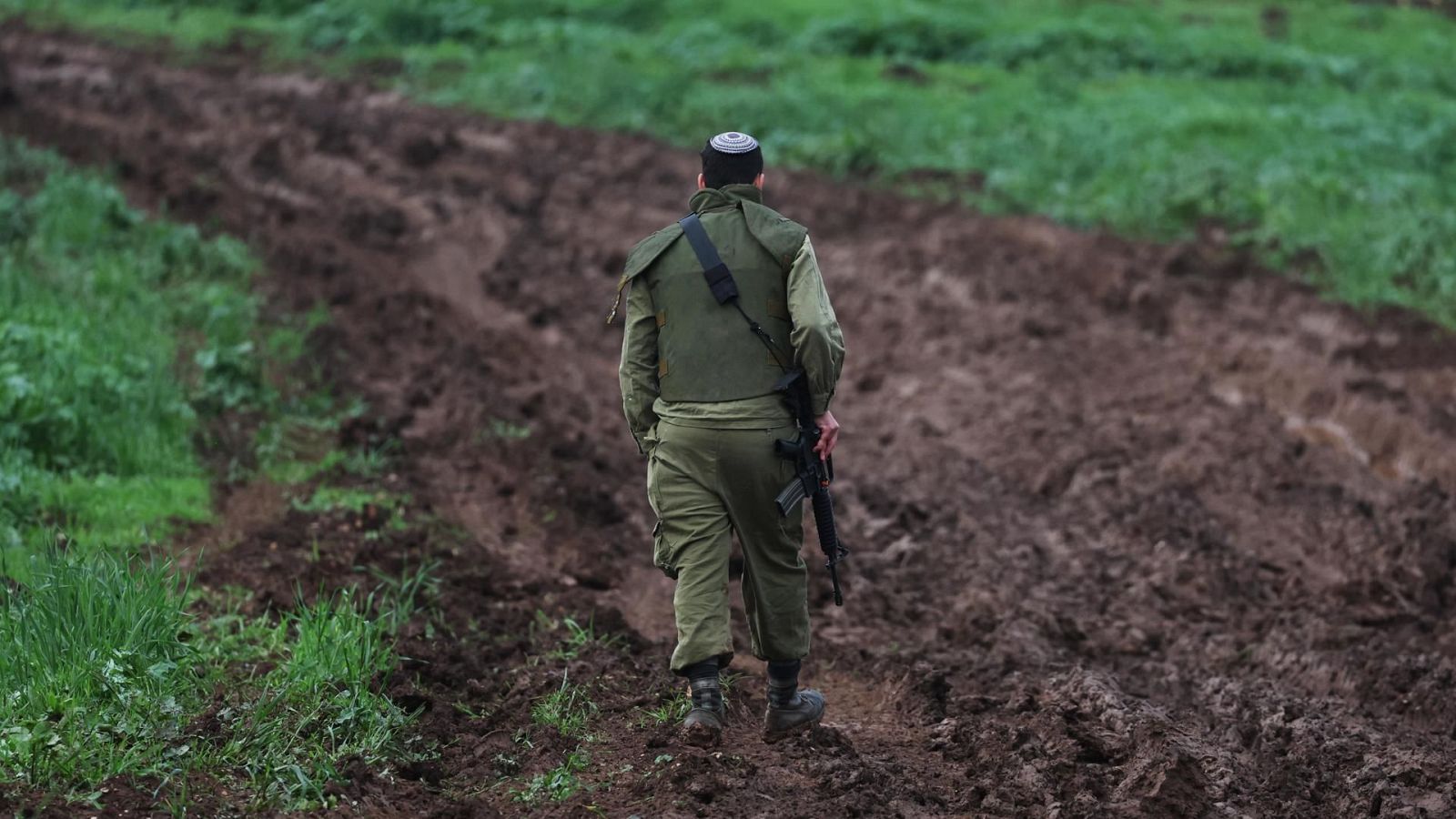 Un soldado israelí camina por la frontera entre Israel y el Líbano