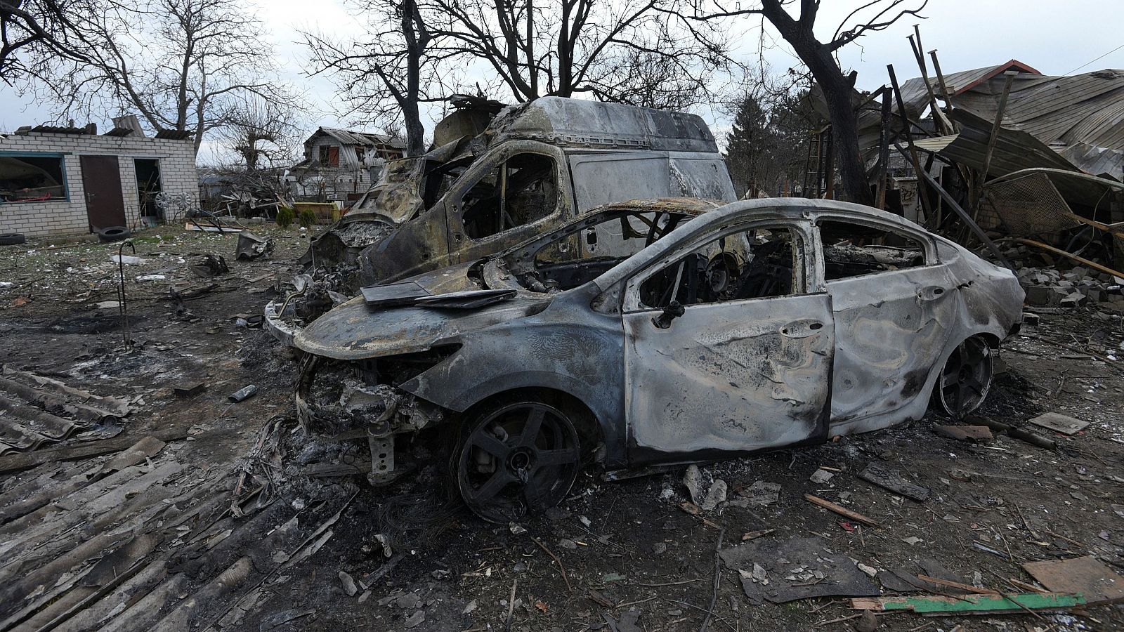 Coches y casas destrozadas tras un ataque ruso sobre la localidad ucraniana de Kamianske