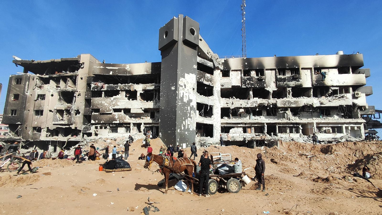 Vista general de los restos del hospital de Al Shifa tras dos semanas de asedio israelí