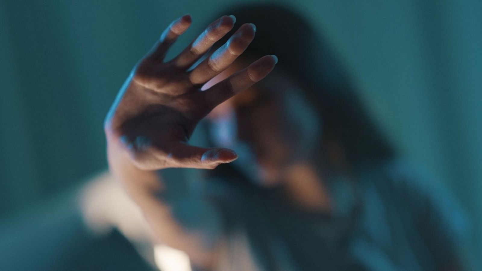 Una mujer levanta la mano en un gesto contra la violencia machista