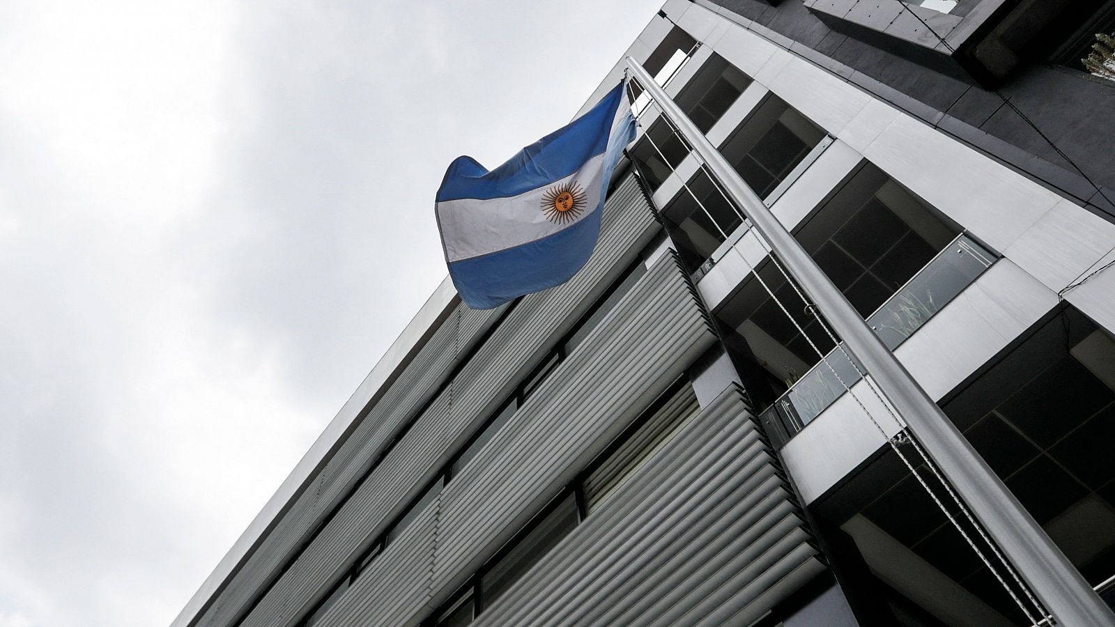 La bandera argentina ondeando en el exterior de la embajada de Argentina en Bogotá, Colombia