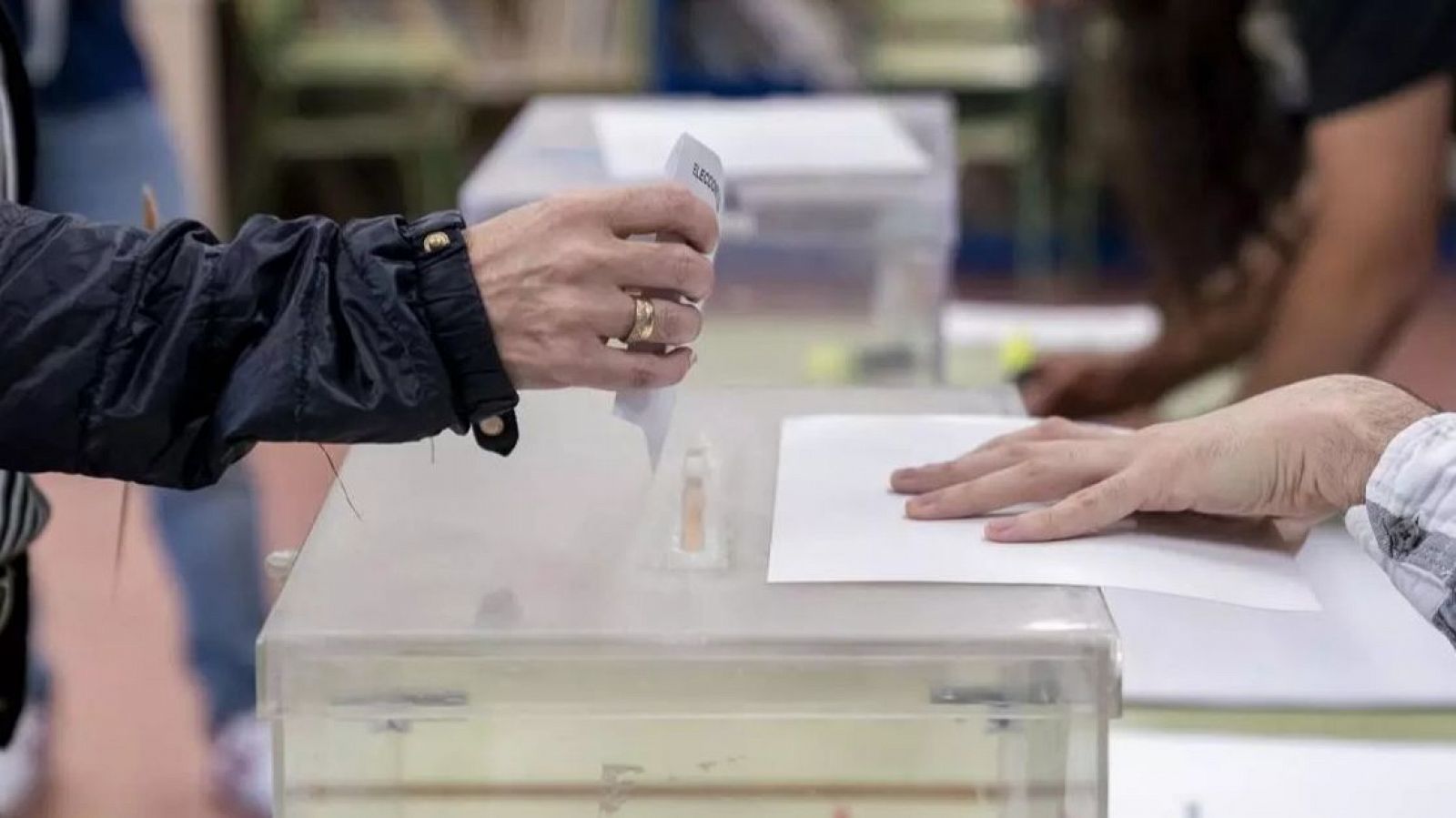 Elecciones vascas 2024: Una persona mete su voto en la urna en un colegio electoral
