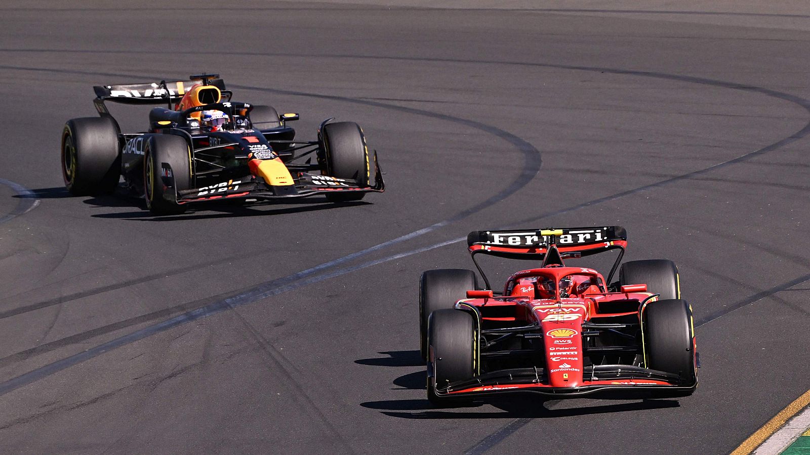 Carlos Sainz por delante de Verstappen