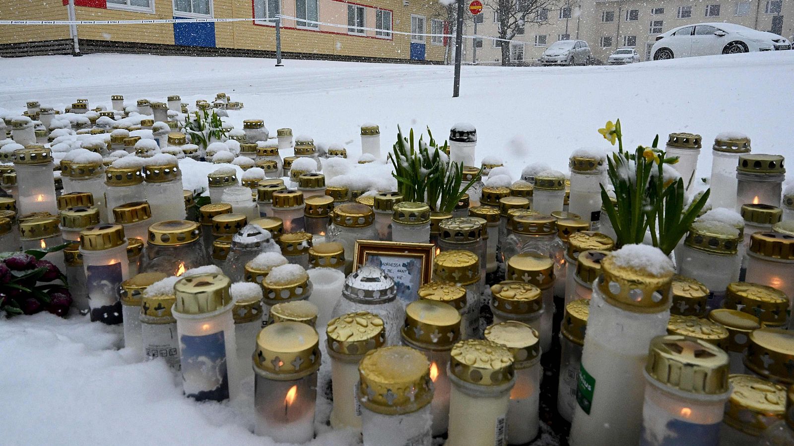 Velas y flores en una plaza frente a la escuela Viertola para rendir homenaje a las víctimas en Vantaa
