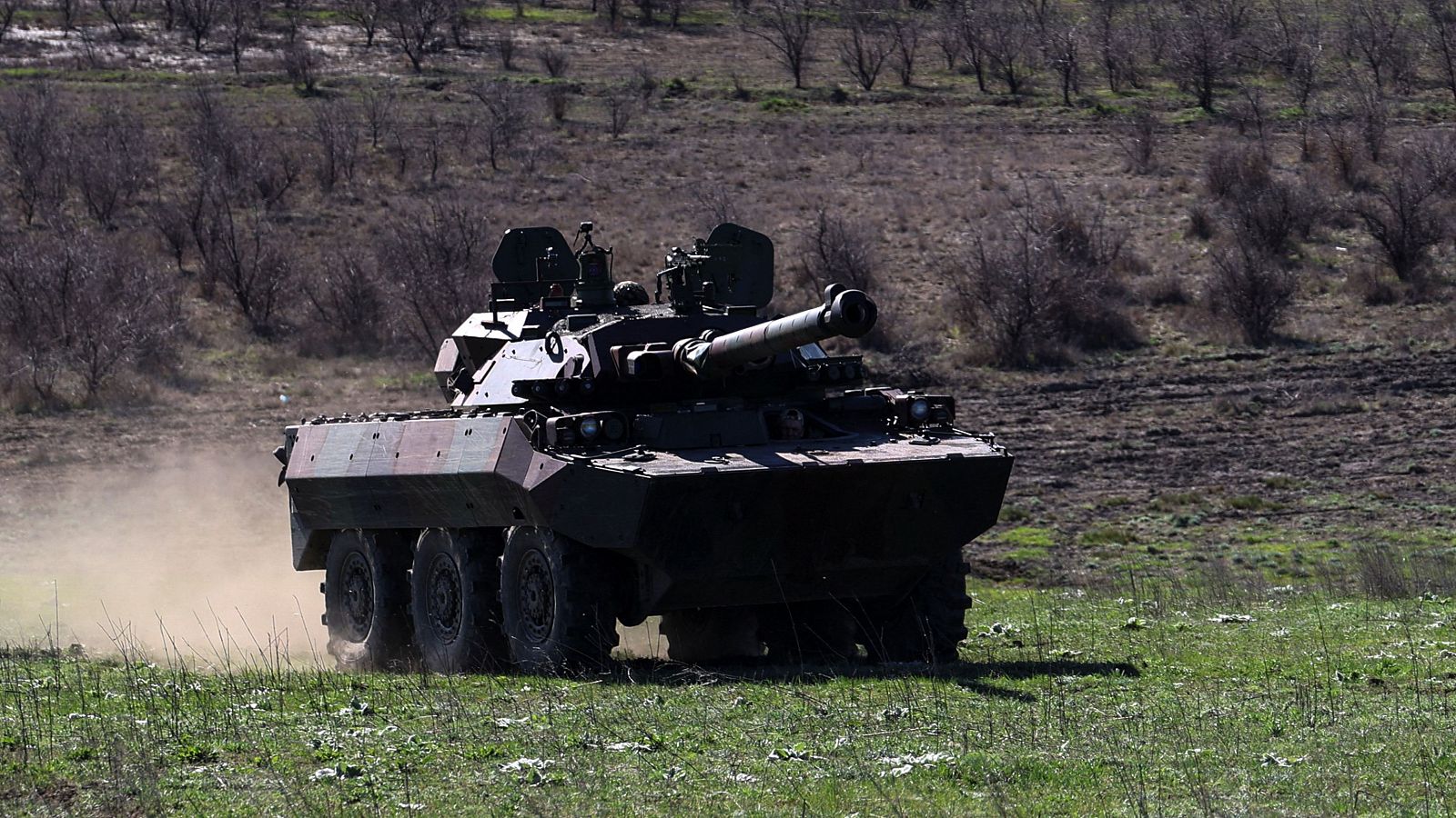 Miembros de la 37.a Brigada de Infantería de Marina de las Fuerzas Armadas de Ucrania conducen un vehículo de combate blindado francés AMX-10 RC
