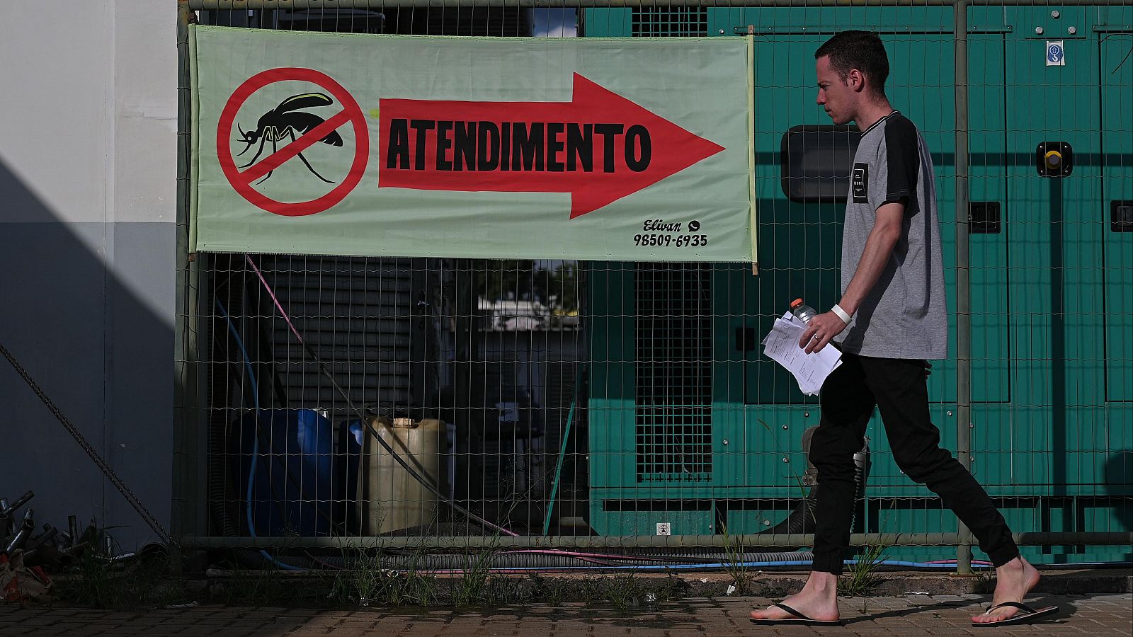 Un hombre camina a su salida de un hospital de campaña para tratar casos sospechosos de dengue en Brasilia