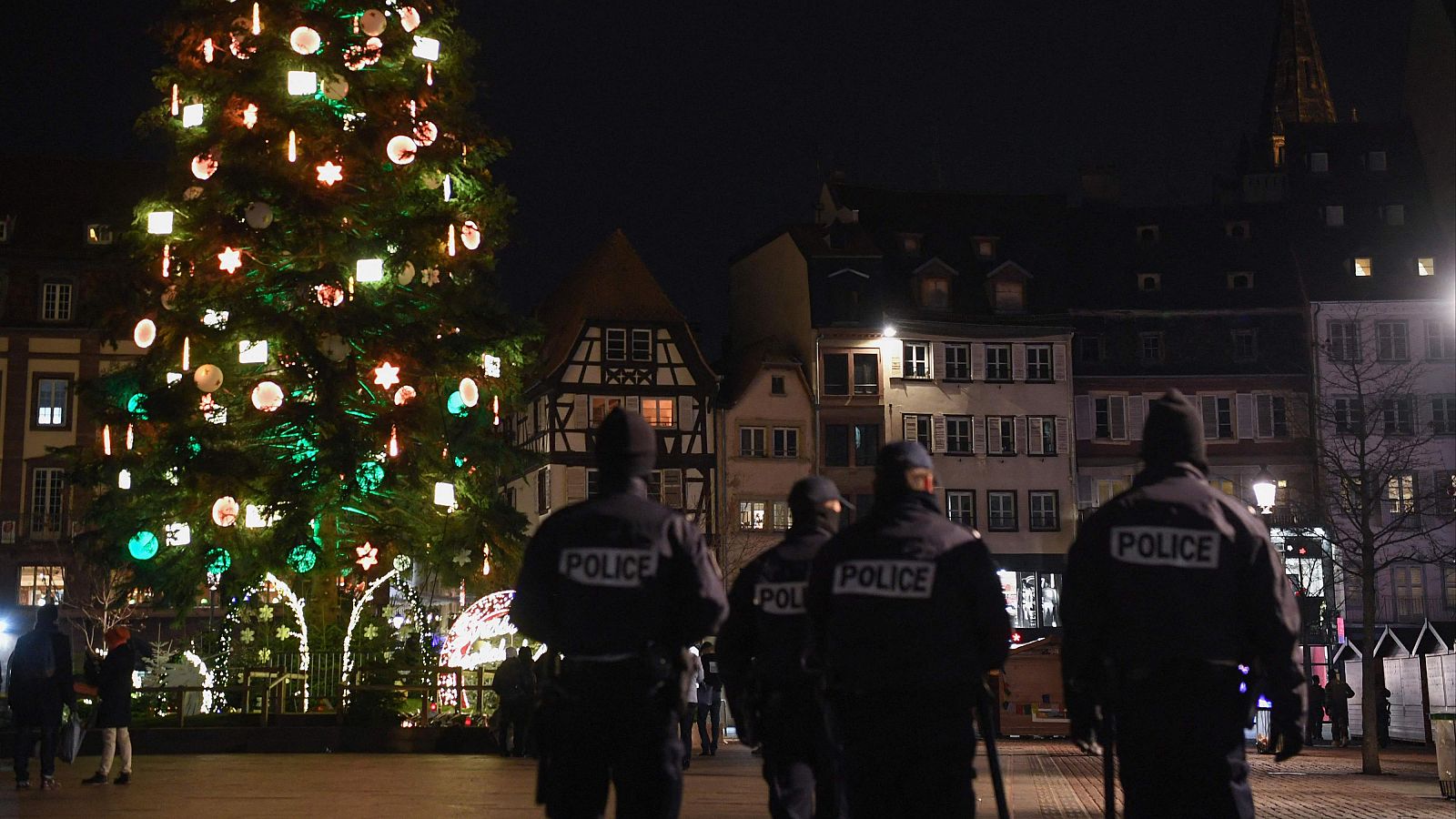 Imagen de archivo de 2018 de la policía en Estrasburgo tras un tiroteo en un mercado navideño.