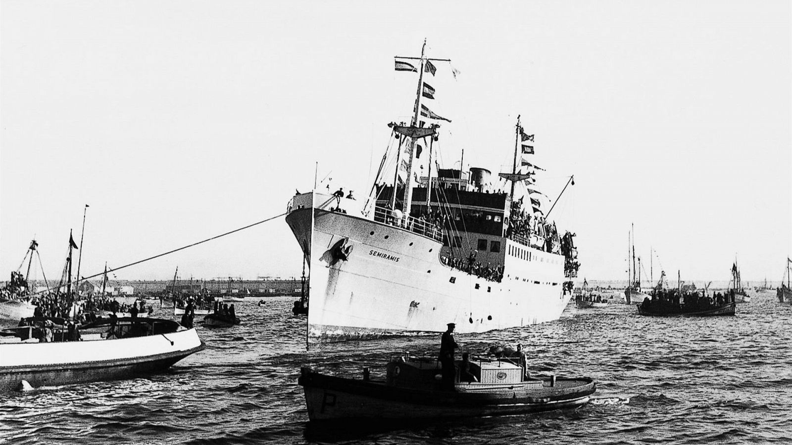 El vaixell grec Semiramis, procedent del port rus d'Odessa, arriba a Barcelona un matí d'abril del 1954