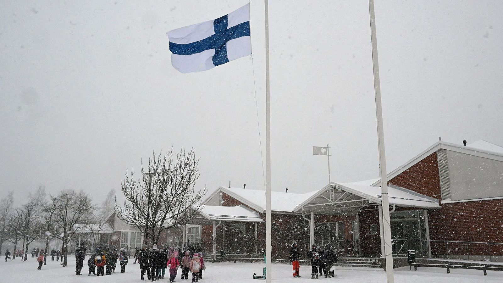 La bandera de Finlandia ondea a media asta en la escuela de Viertola tras un tiroteo
