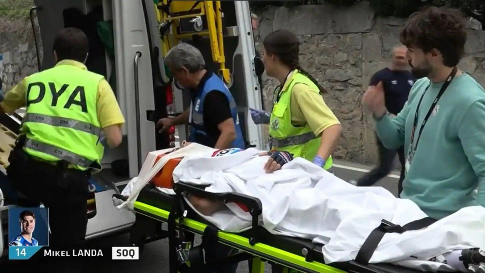 Mikel Landa es trasladado en ambulancia al hospital tras sufrir una caída