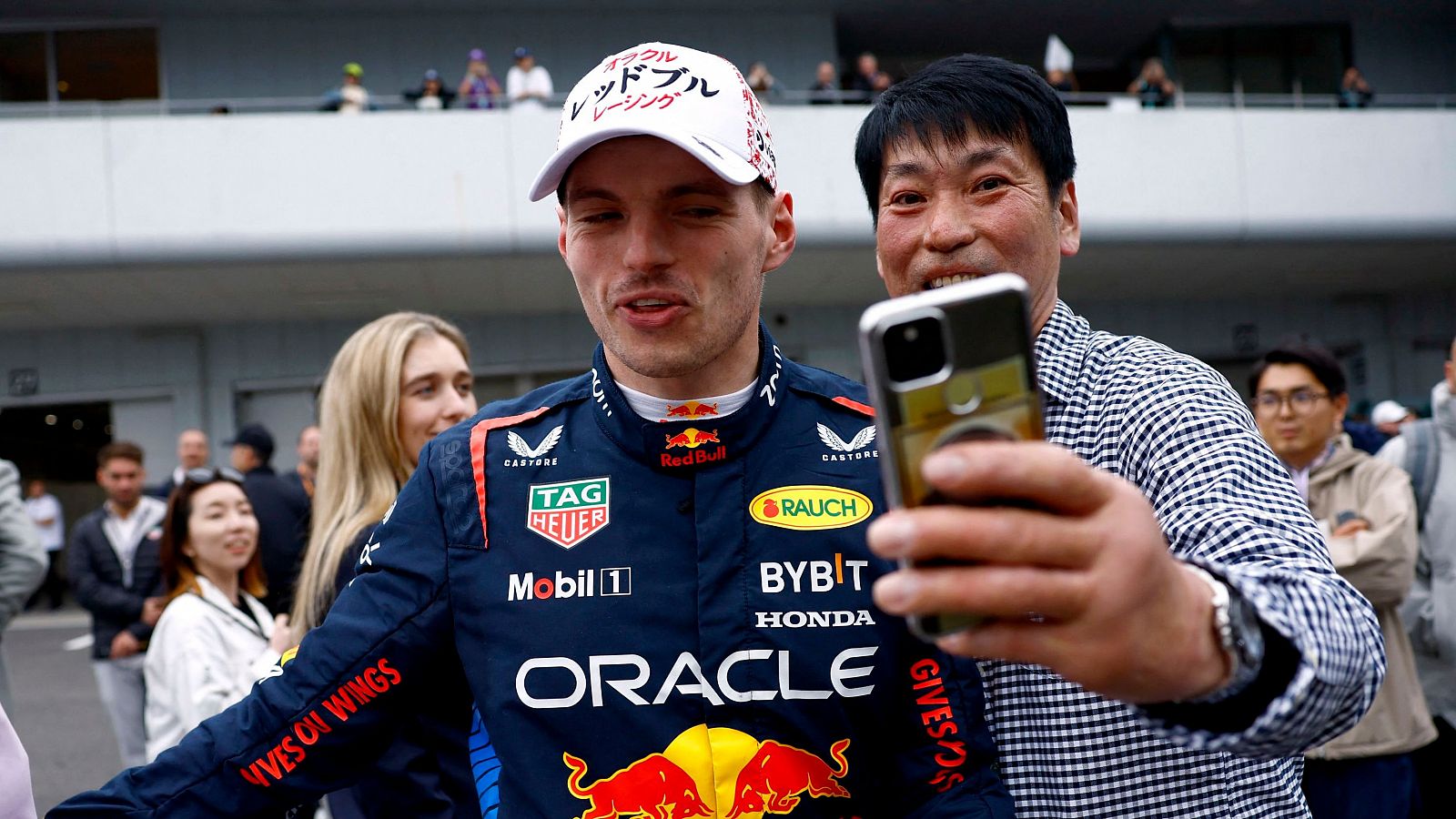 Max Verstappen (Red Bull) se hace uno foto con aficionados en el GP de Japón