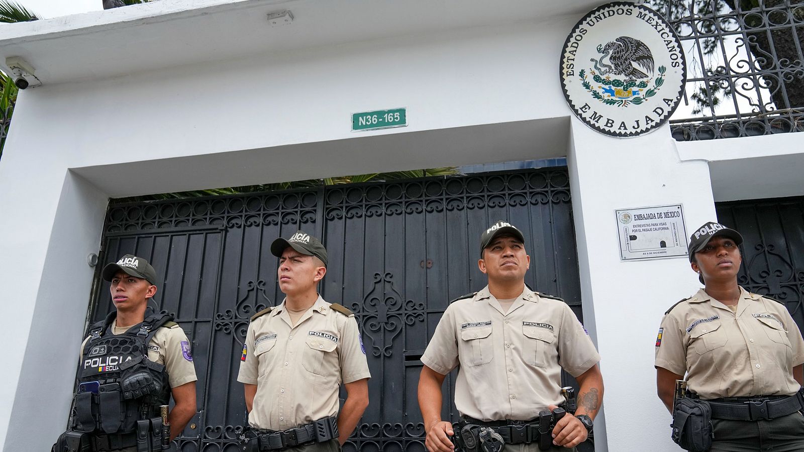 La policía vigila la embajada de México, en Quito, Ecuador.