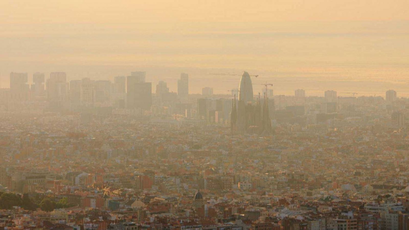 Imatge del nou episodi de pols en suspensió a la ciutat de Barcelona
