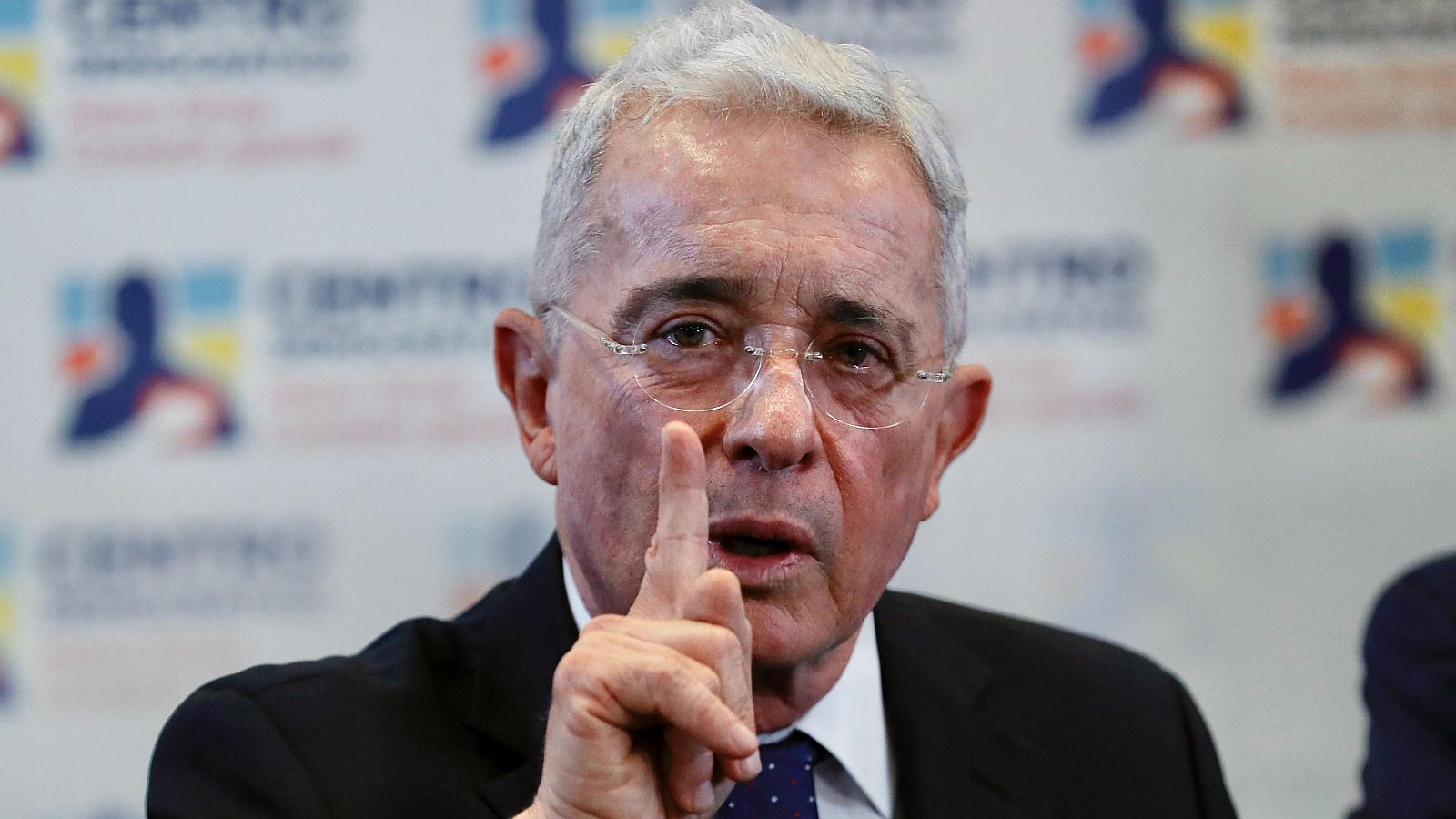 La Fiscalía de Colombia llevará a juicio a Álvaro Uribe por soborno de testigos y fraude procesal