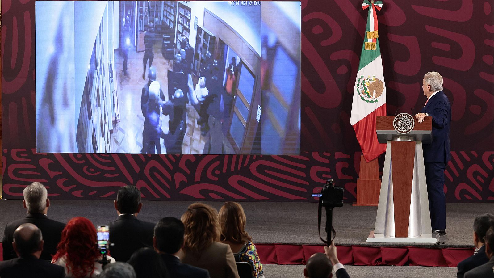 El presidente de México, Andrés Manuel López Obrador, presenta las imágenes del allanamiento