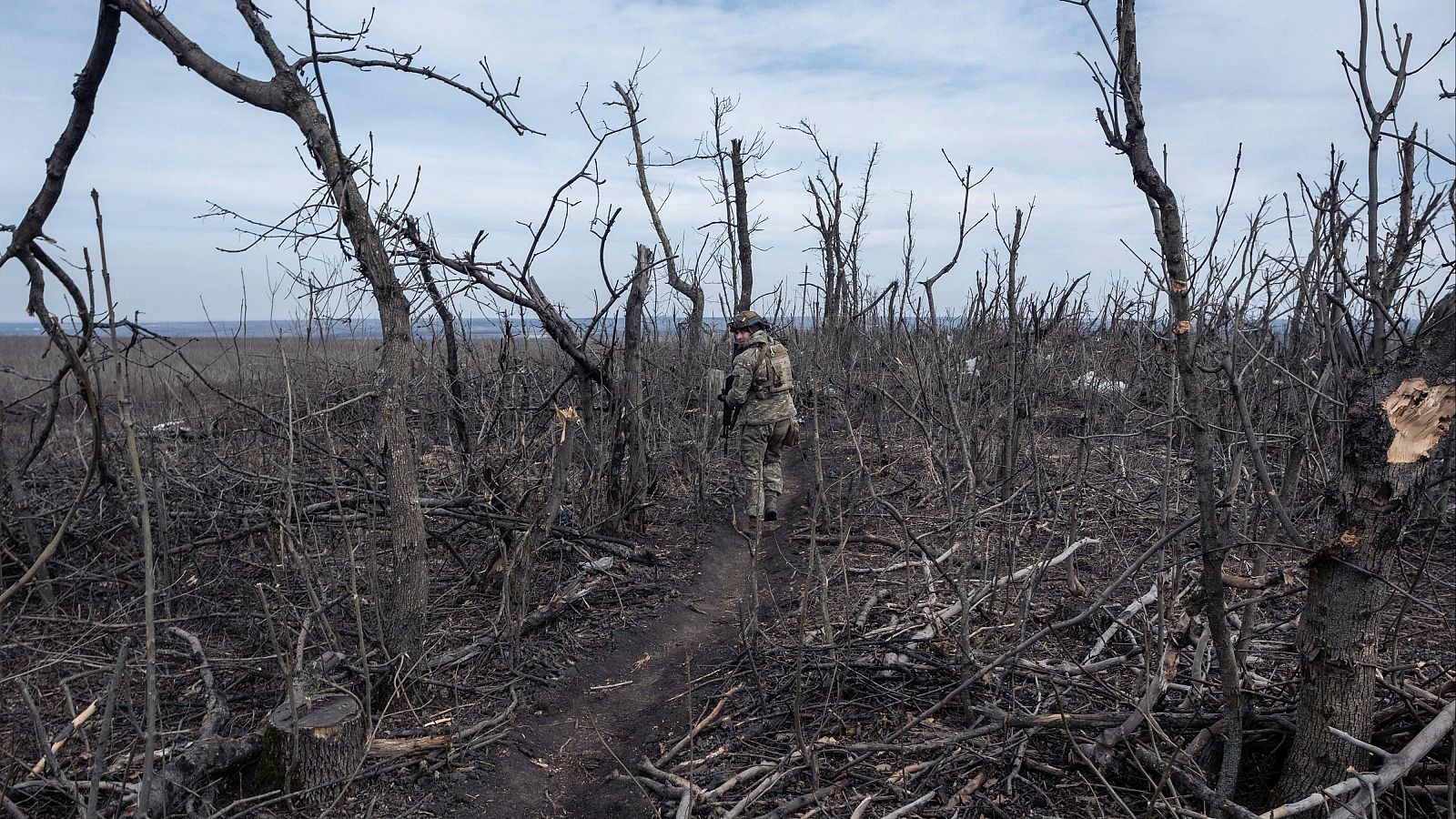Un soldado ucraniano camina en primera línea cerca de Klishchyivka, región de Donetsk